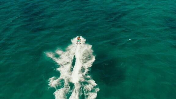 在热带度假胜地乘坐水上摩托的游客长滩岛菲律宾