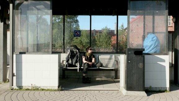 女孩在火车站等火车