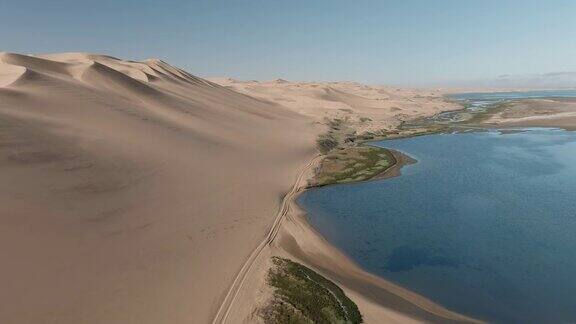 空中特写镜头的三明治海港无尽的沙丘遇见大西洋在纳米布沙漠