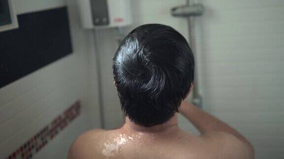 亚洲男人在浴室洗澡和洗澡