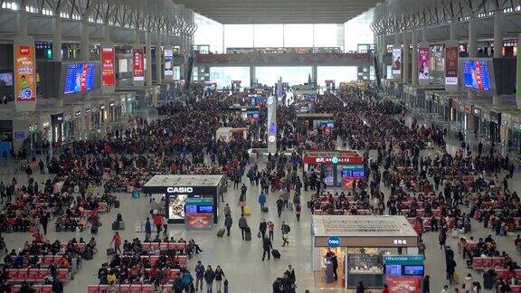忙碌的人们在虹桥火车站中国上海