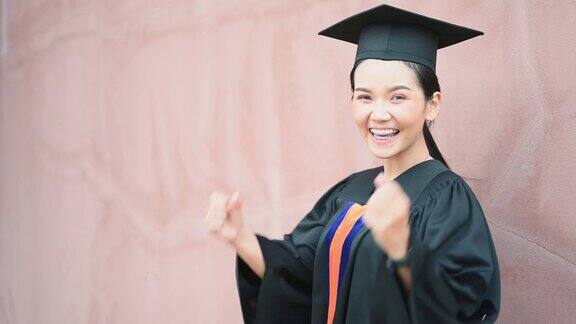 亚洲女学生获得了该大学的学士学位