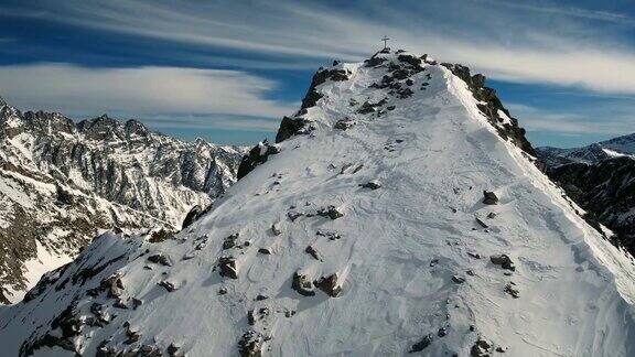 白雪皑皑的山峰在帕索德尔托纳勒和基督教十字