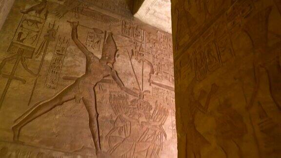 一名年轻女子正在参观阿布辛贝神庙的内室位于埃及南部努比亚靠近纳赛尔湖拉姆斯二世法老庙4k视频