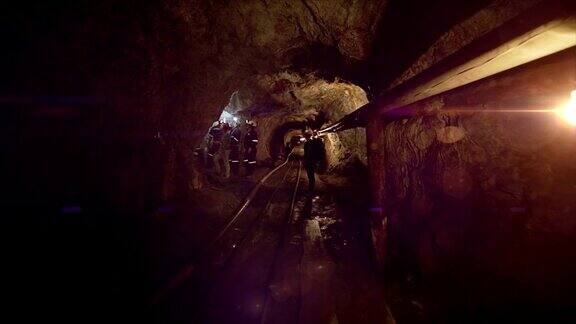 被照亮的矿井的长隧道