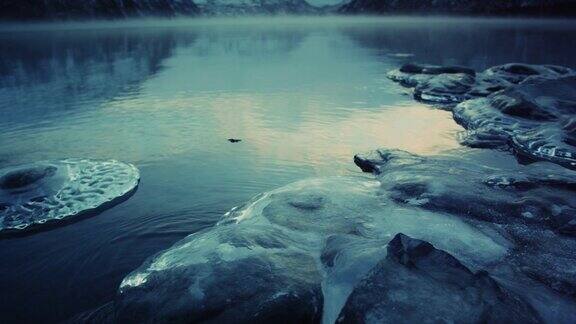阿拉斯加波蒂奇附近的湖寒冷的阴天