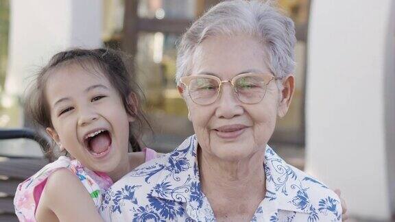近4K户外的亚洲奶奶和孙女一起笑着老女表达了对养老家庭的情感积极和幸福