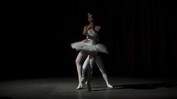 芭蕾舞者在舞台上摆姿势