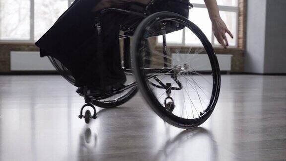 残疾妇女跳舞时轮椅旋转