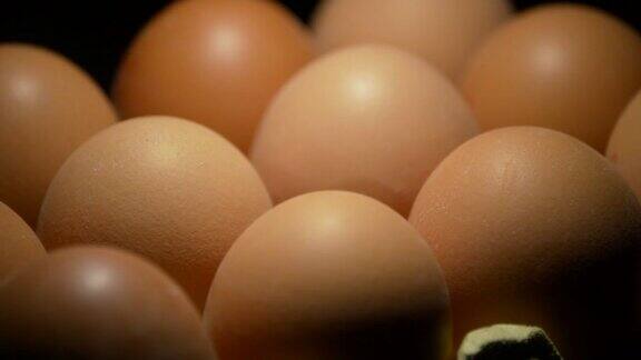 棕色的鸡蛋在黑色的背景中旋转
