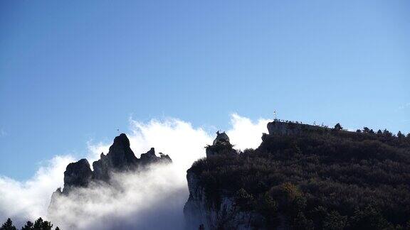 从空中俯瞰浓雾像美丽的云海和云上的山峰太阳从无边无际的云海中冉冉升起直到地平线