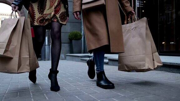 性感女性的腿走在购物街上