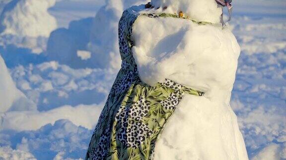 穿围裙的雪人的侧面