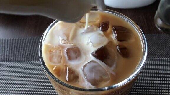 在酒店的冰咖啡中加入牛奶
