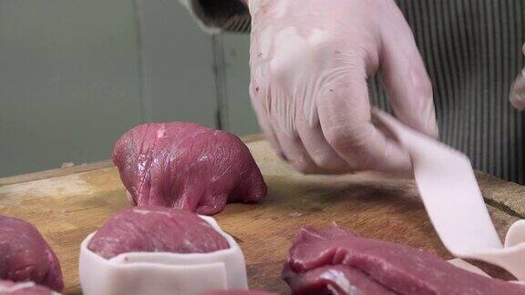 肉贩制作小牛肉卷