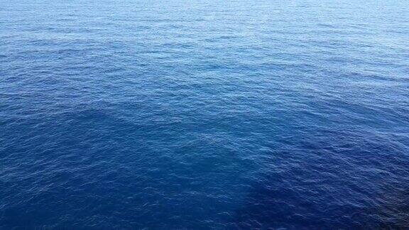 海浪近距离水面上的一个明亮的日子海洋背景照片明亮的蓝色透明的水与反射