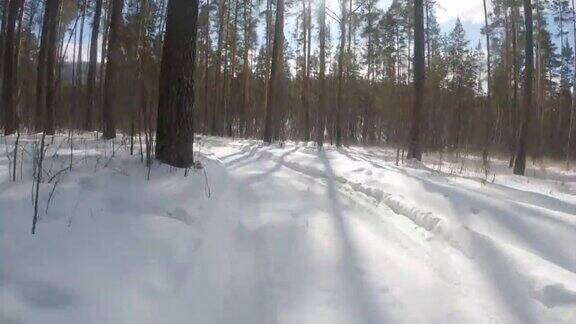 极限运动比赛冬天骑自行车的挑战雪道和自行车的第一人称视角