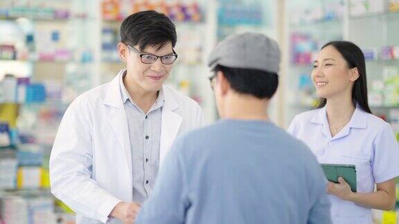 4K亚洲男女药剂师在药店向顾客解释药物和补品