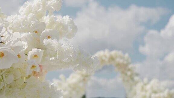 近距离观察婚礼花卉装饰的花在柔和的褪色的颜色公园婚礼室外画框