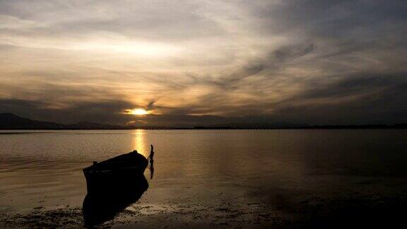 日落时湖面上的小船