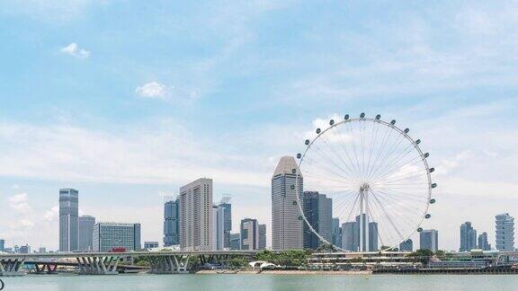 新加坡摩天轮和滨海湾与蓝天时间流逝视频