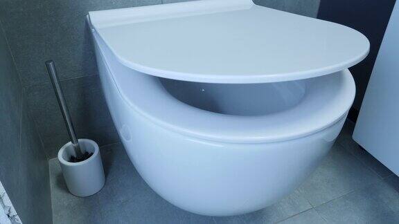 近距离观察一个关闭的马桶盖在浴室的白色卫生间的近视图浴室部分为白色卫生间墙壁和地