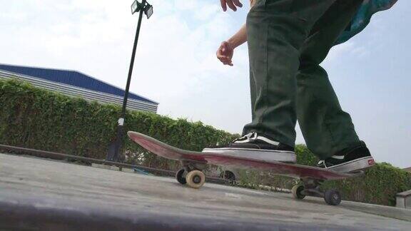 白天在公园玩滑板的青少年