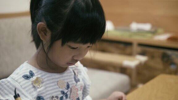 一个日本女孩在元旦写日本书法