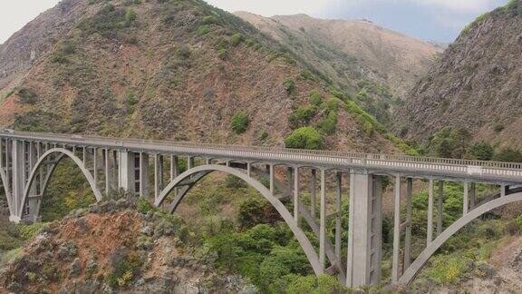 无人机拍摄的一座桥在一个岩石陡峭的海岸线公路(大苏尔太平洋海岸公路加利福尼亚)