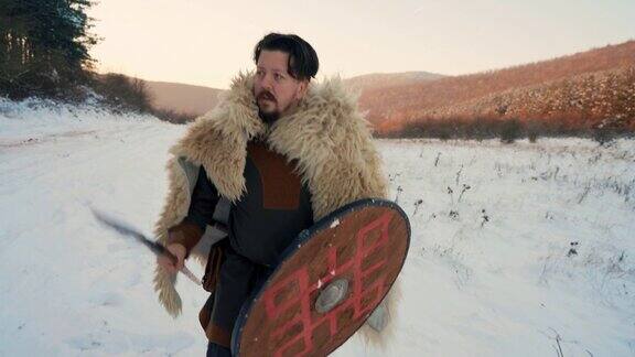 b卷中世纪武士在冬天手持长矛和盾牌在森林中行走