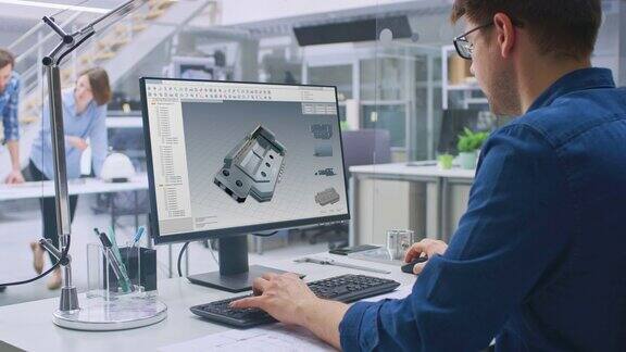 工程师在台式电脑上工作屏幕显示CAD软件与3D组件背景工程设施与蓝图和图纸与工业设计在肩上