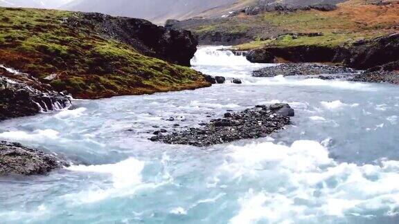 冰岛偏远地区的小瀑布