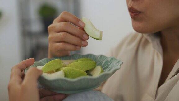 亚洲女人边吃水果边用笔记本看电影