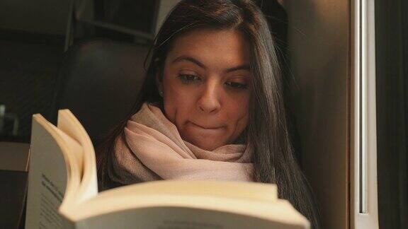 女人在乘火车上下班时读书