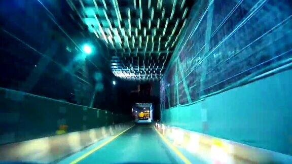 城市夜间交通繁忙汽车通过隧道行驶
