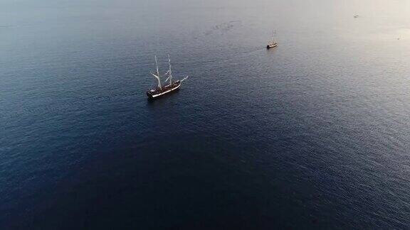 4K无人机拍摄圣托里尼岛附近的一艘船