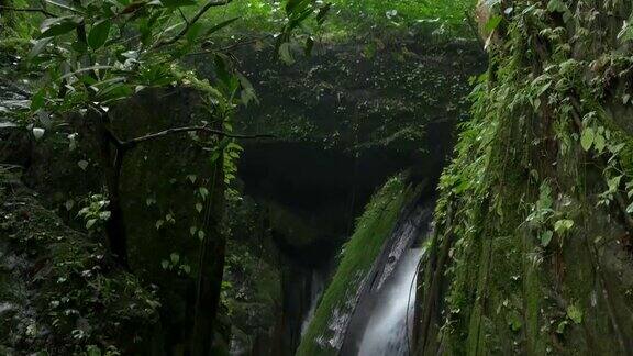 一个小瀑布的特写从流动的河流在热带森林与声音