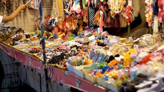 在宗田夜市陈列着各种各样的小商品泰国芭堤雅