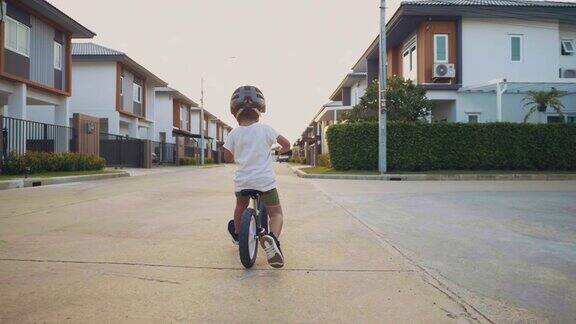 蹒跚学步的孩子骑着平衡自行车