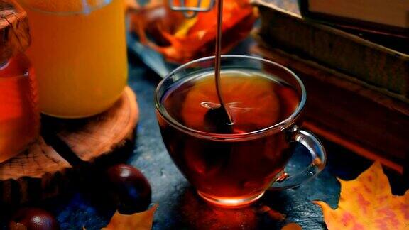 正在被搅拌的秋茶和蜂蜜
