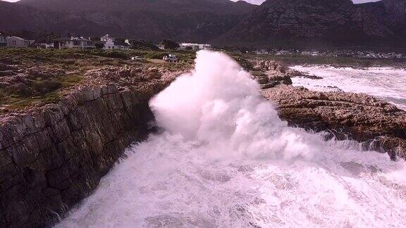 海浪撞击岩石海岸的鸟瞰图