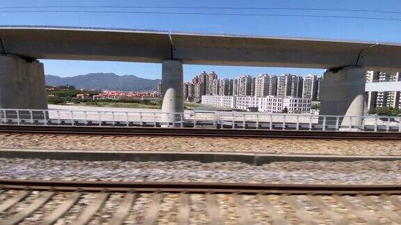 在中国福建一座在建的铁路桥从高铁上的窗户望出去