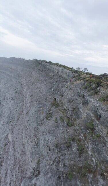 垂直视频4k景观火山口与绿松石酸性水在湖中