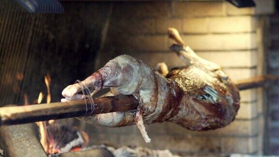 把烤羊肉放在煤火上烤