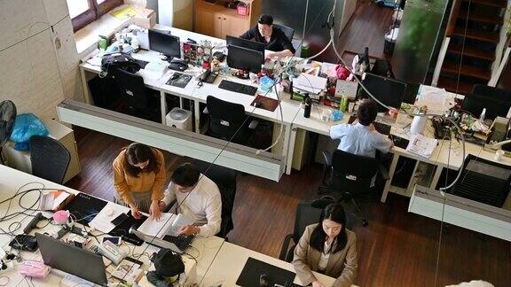 中国小型企业办公室的俯视图