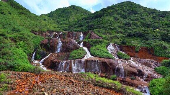 金色的瀑布瑞坊金瓜石自然景观它位于台湾新北市