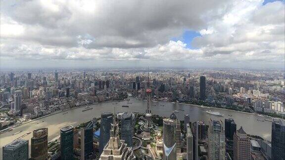 时光流逝的上海和云海的城市景观