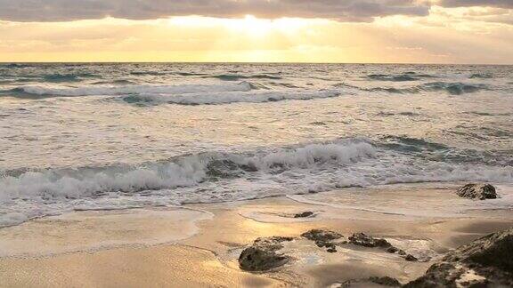 日出时的海滩波浪