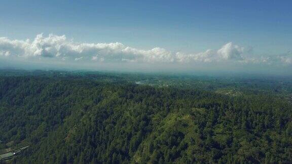 飞越山林美丽的云映衬着地平线上的蓝天