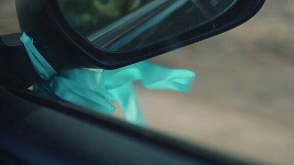 开车时拍摄汽车的侧视镜一条漂亮的缎带系在镜子上
